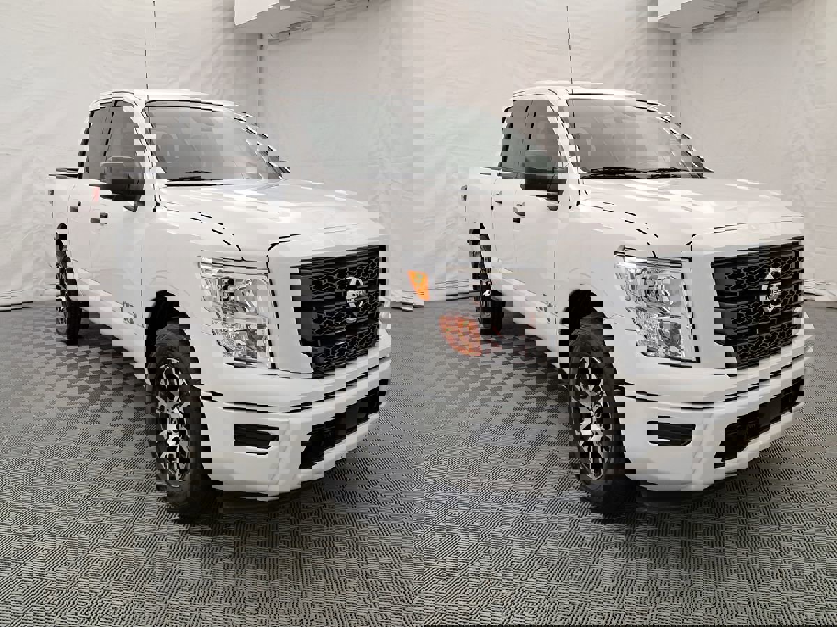 Used 2023 Nissan Titan SV image 3