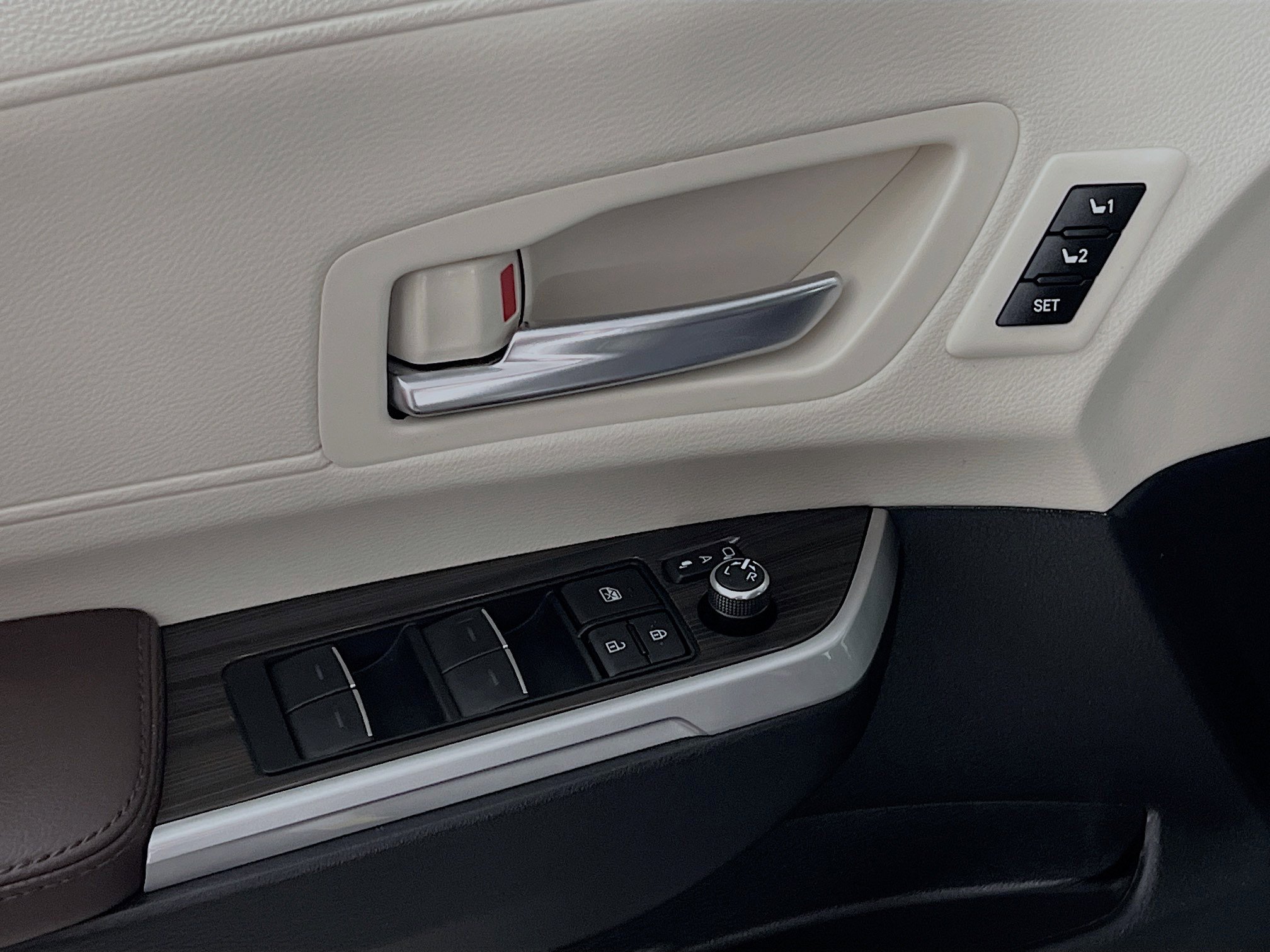 Used 2024 Toyota Sienna Platinum image 17