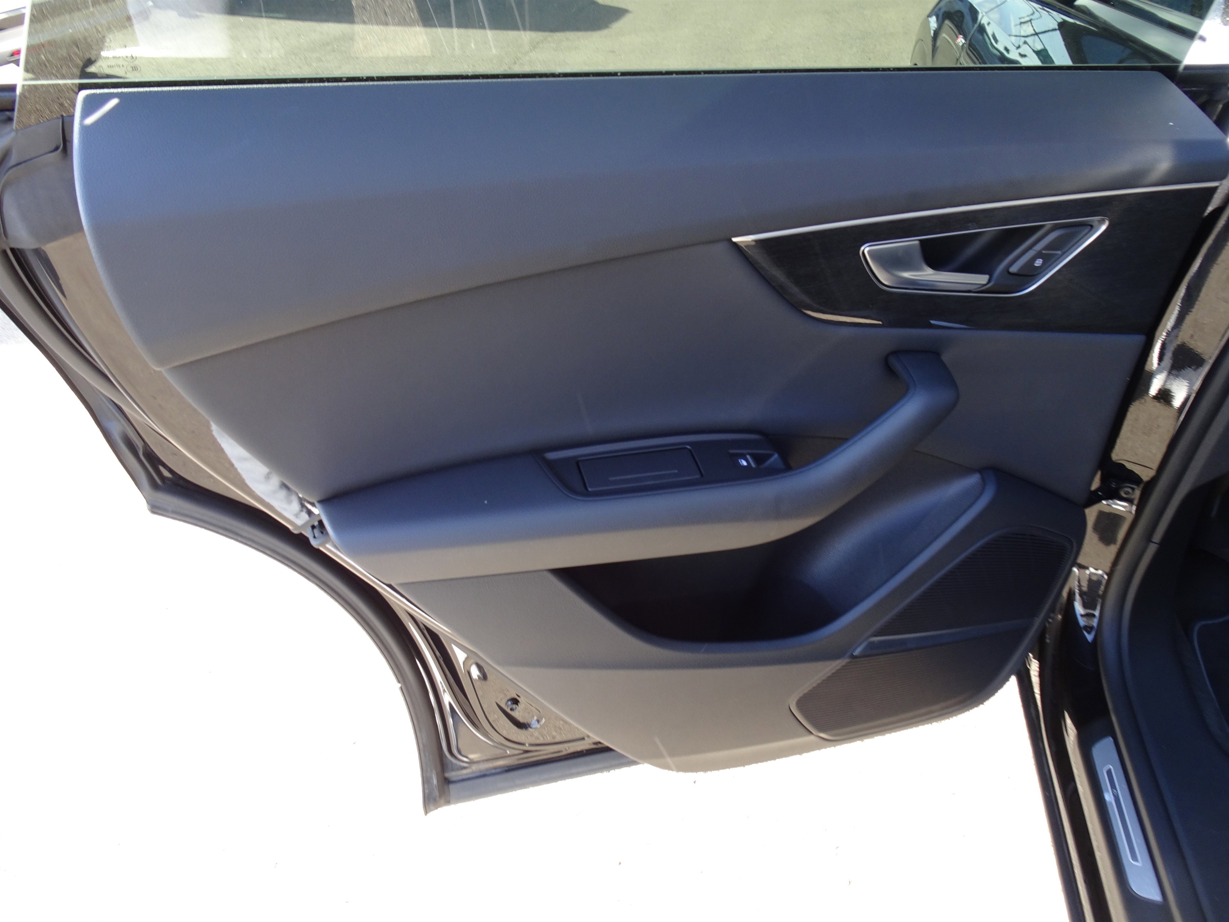 Used 2019 Audi Q8 Premium Plus w/ Premium Plus image 17