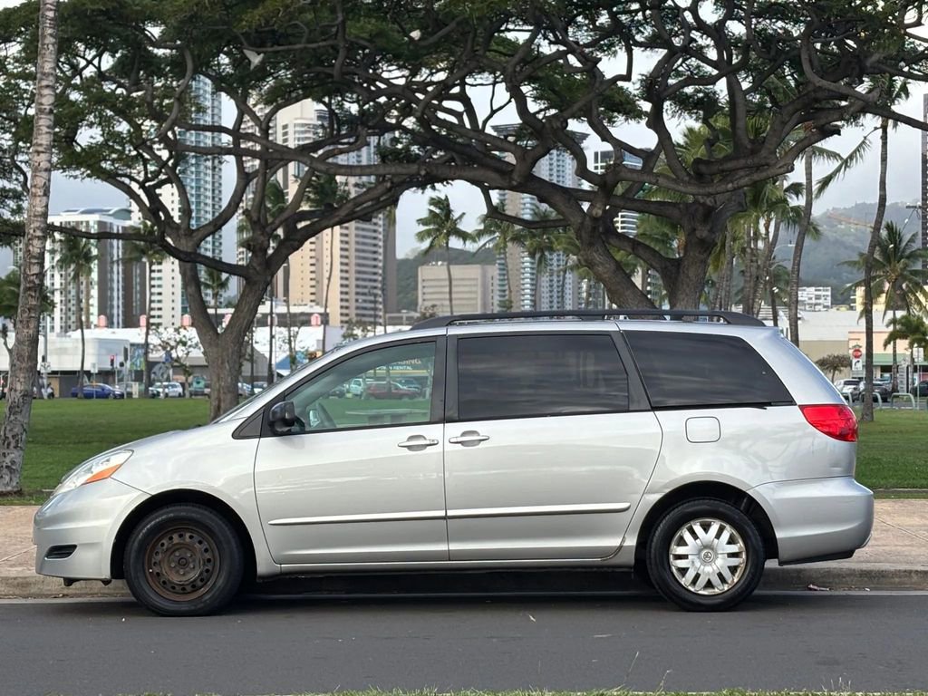 Used 2010 Toyota Sienna LE FWD image 2