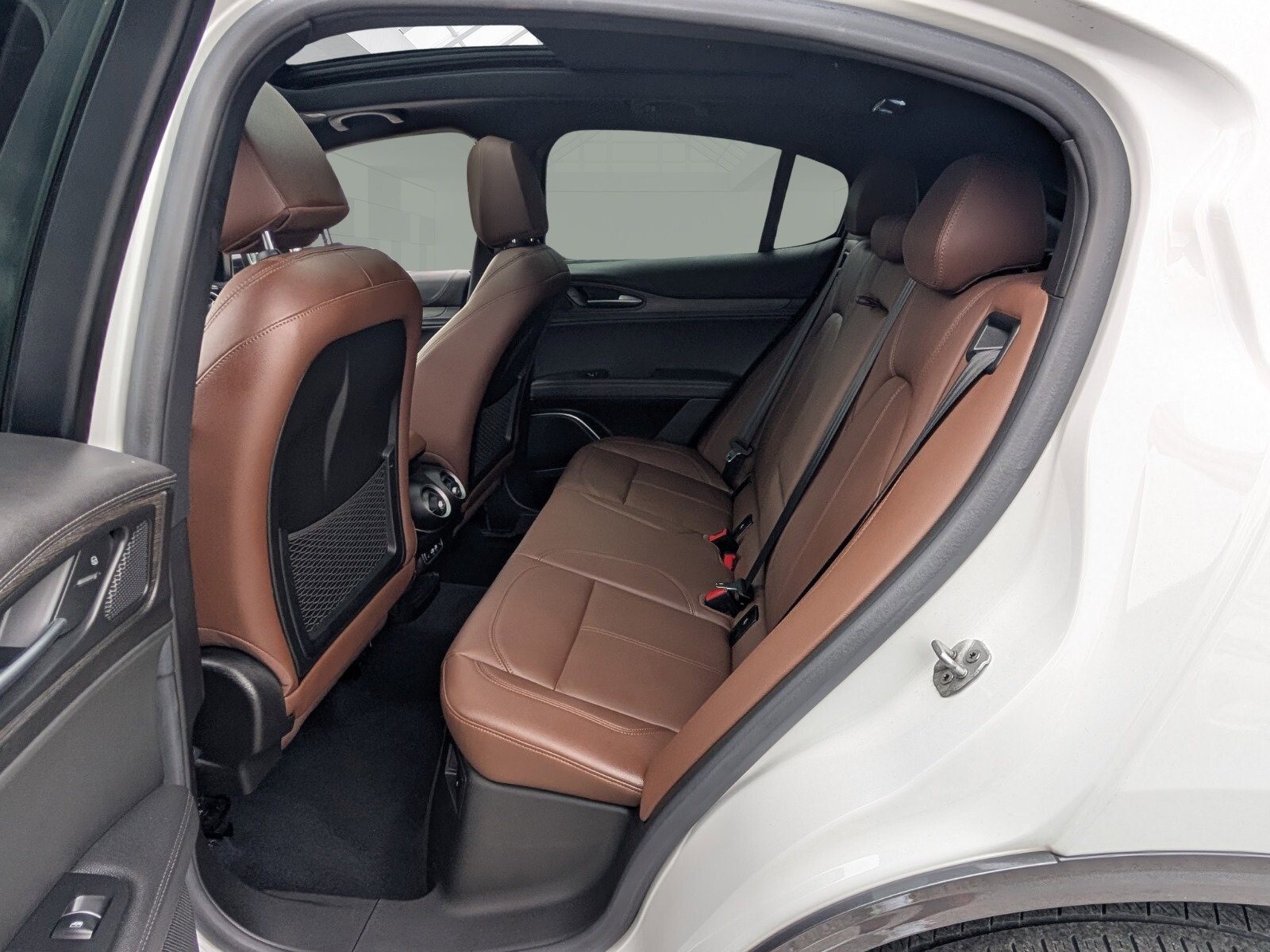 Used 2023 Alfa Romeo Stelvio Ti image 9