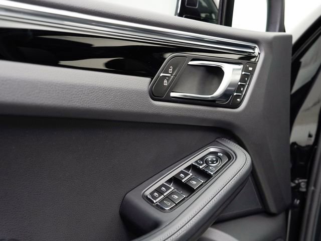 Certified 2025 Porsche Macan AWD/4WD image 6
