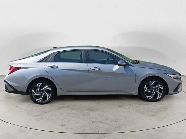 Used 2025 Hyundai Elantra SEL FWD image 6