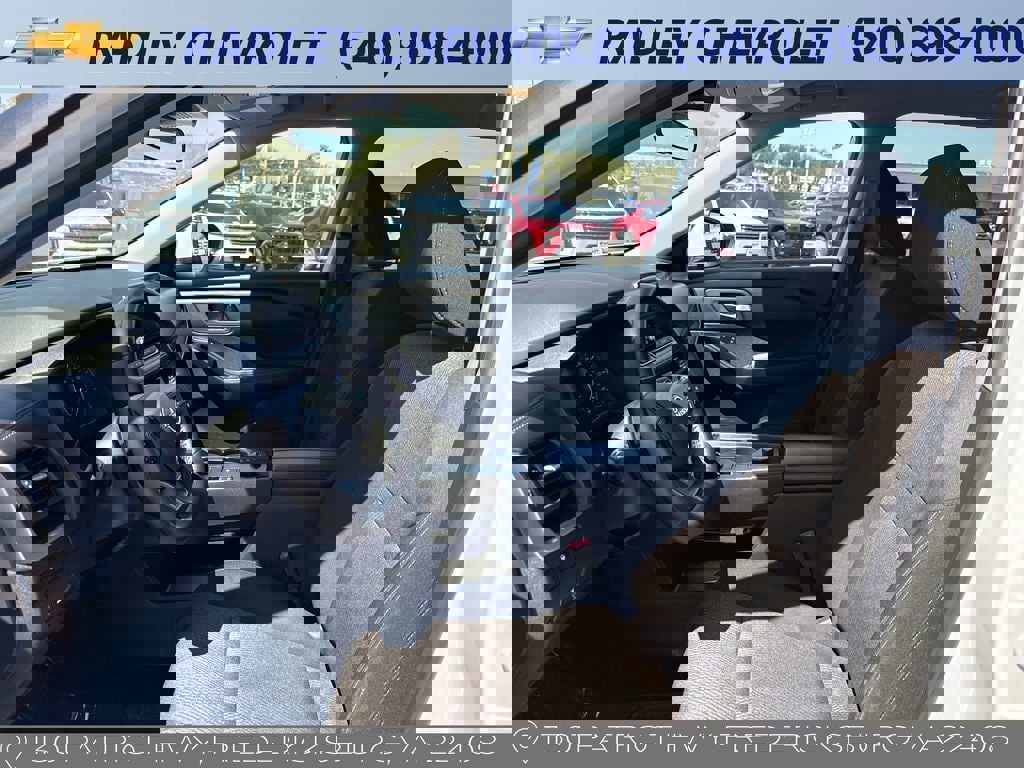 Used 2025 Nissan Rogue SV image 3