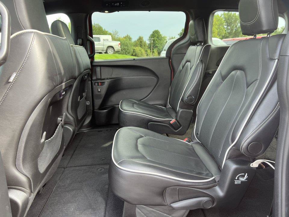 Used 2026 Chrysler Pacifica Limited FWD image 4