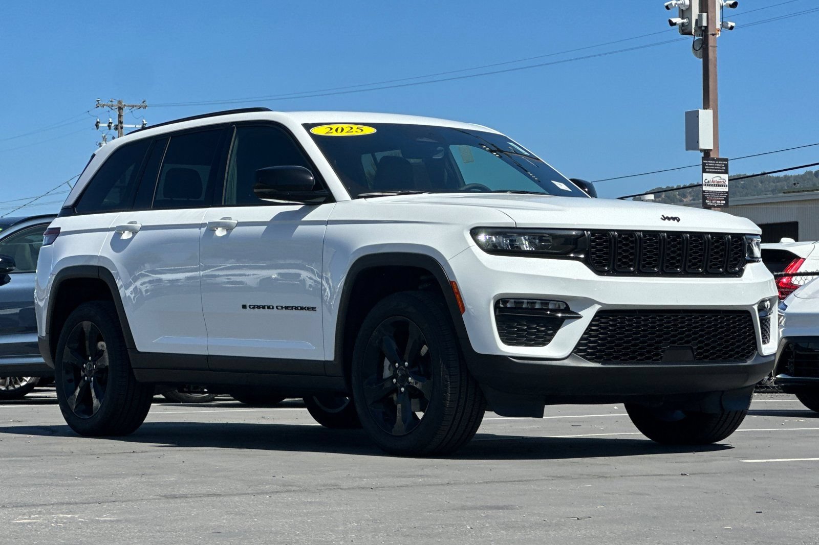 Used 2025 Jeep Grand Cherokee Limited w/ Black Appearance Package AWD/4WD image 9