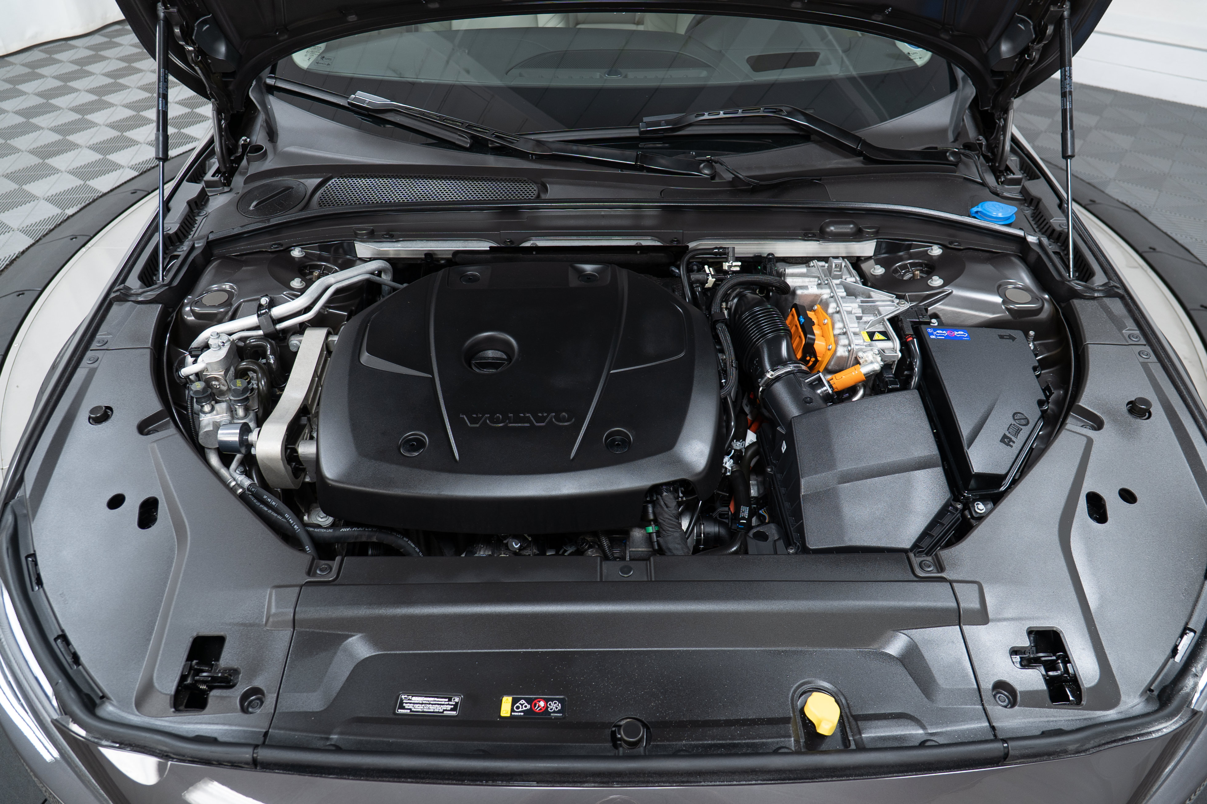Certified 2025 Volvo S90 T8 Ultra AWD/4WD image 9