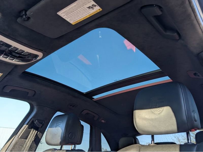 Used 2018 Porsche Macan Turbo image 17