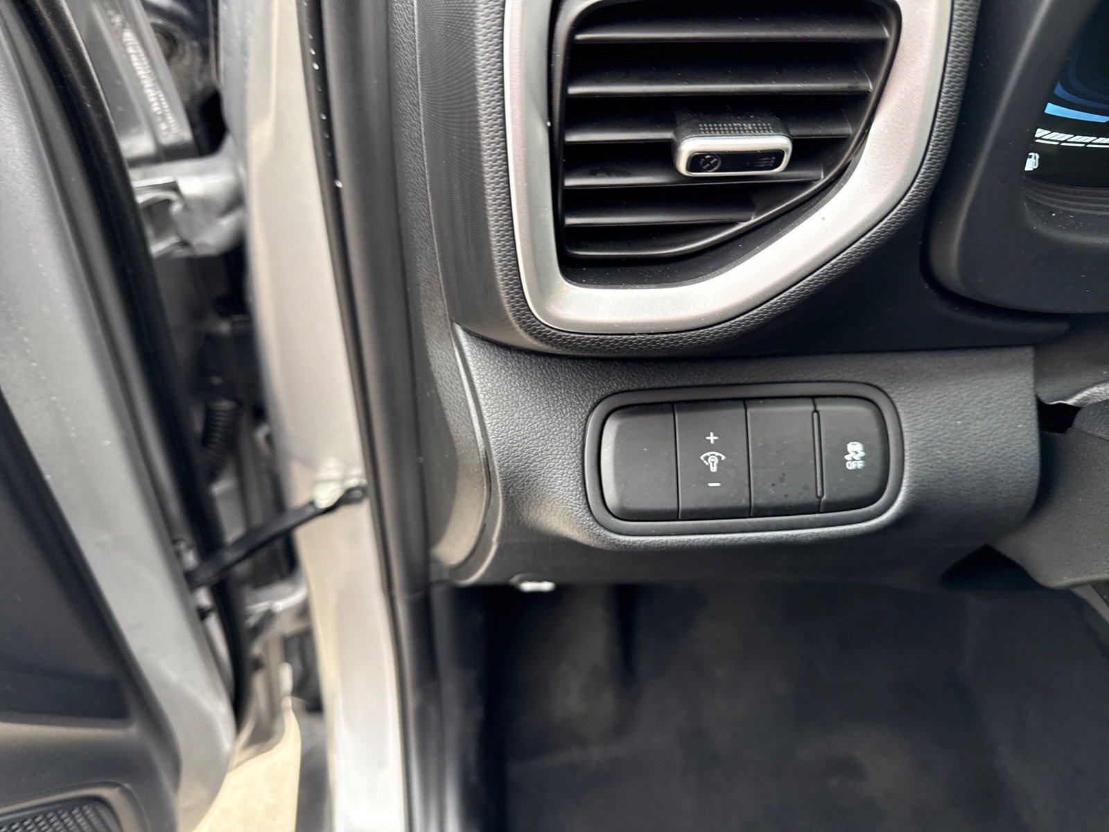 Used 2025 Hyundai Venue SEL FWD image 16