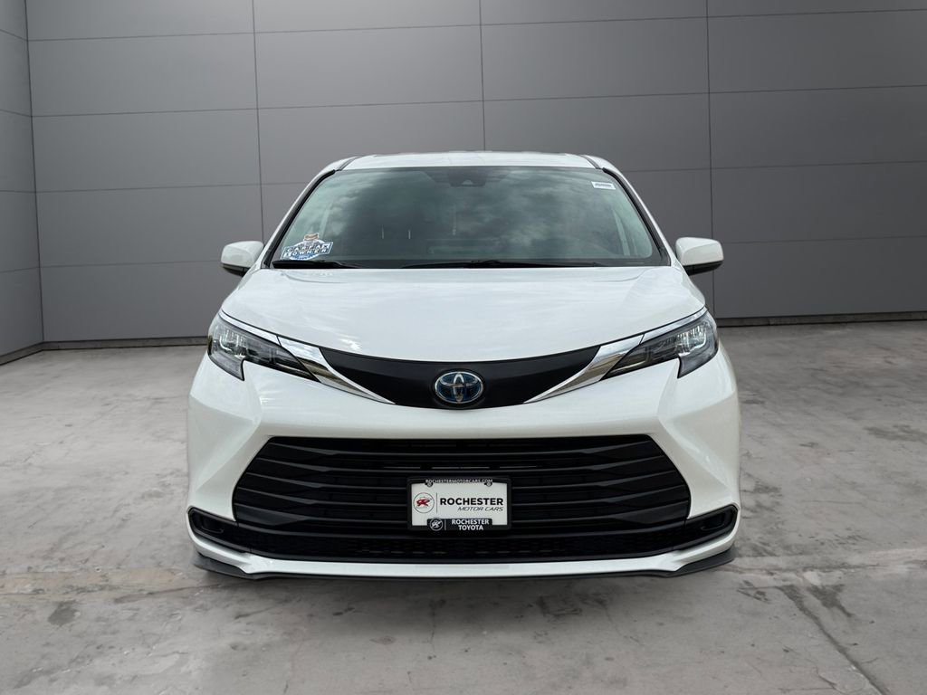 Used 2025 Toyota Sienna LE AWD/4WD image 8