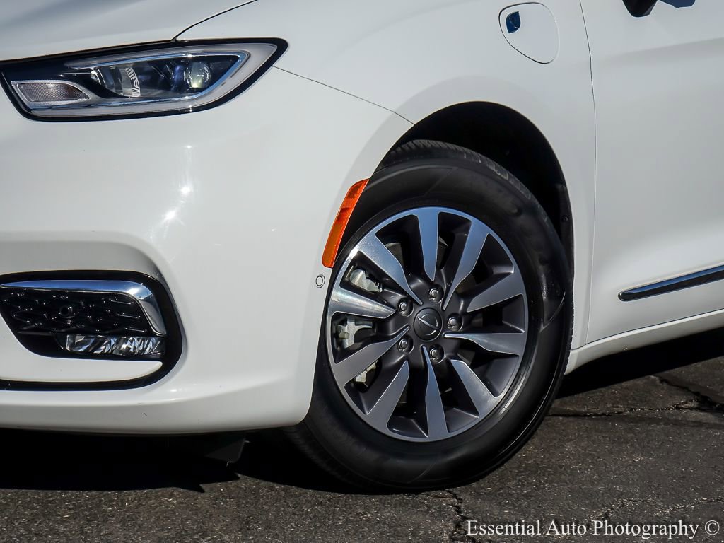 Used 2023 Chrysler Pacifica Limited image 4