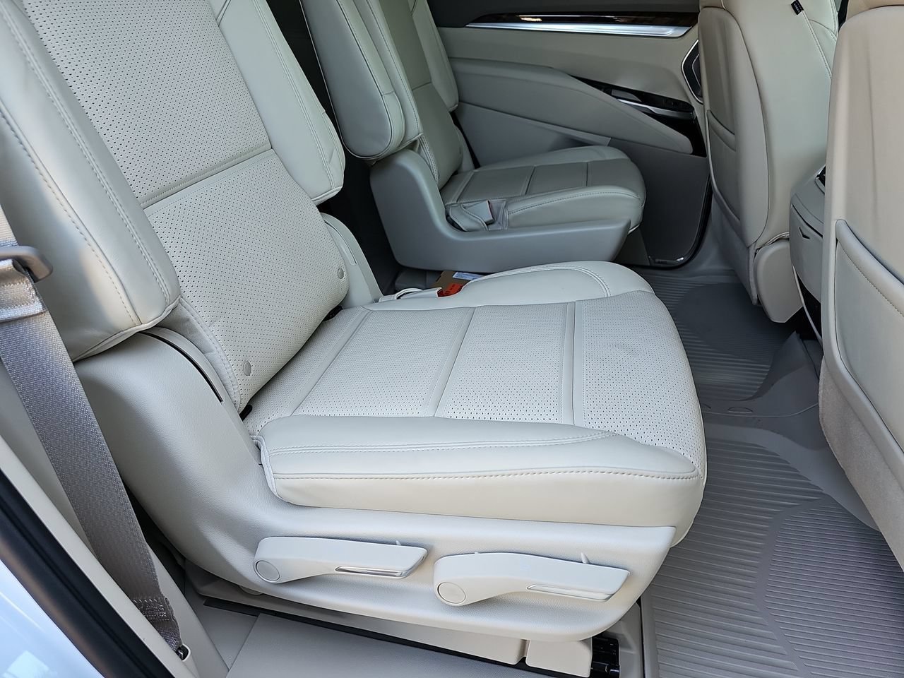 New 2026 Cadillac Escalade Platinum Sport w/ LPO, ONYX Package AWD/4WD image 15