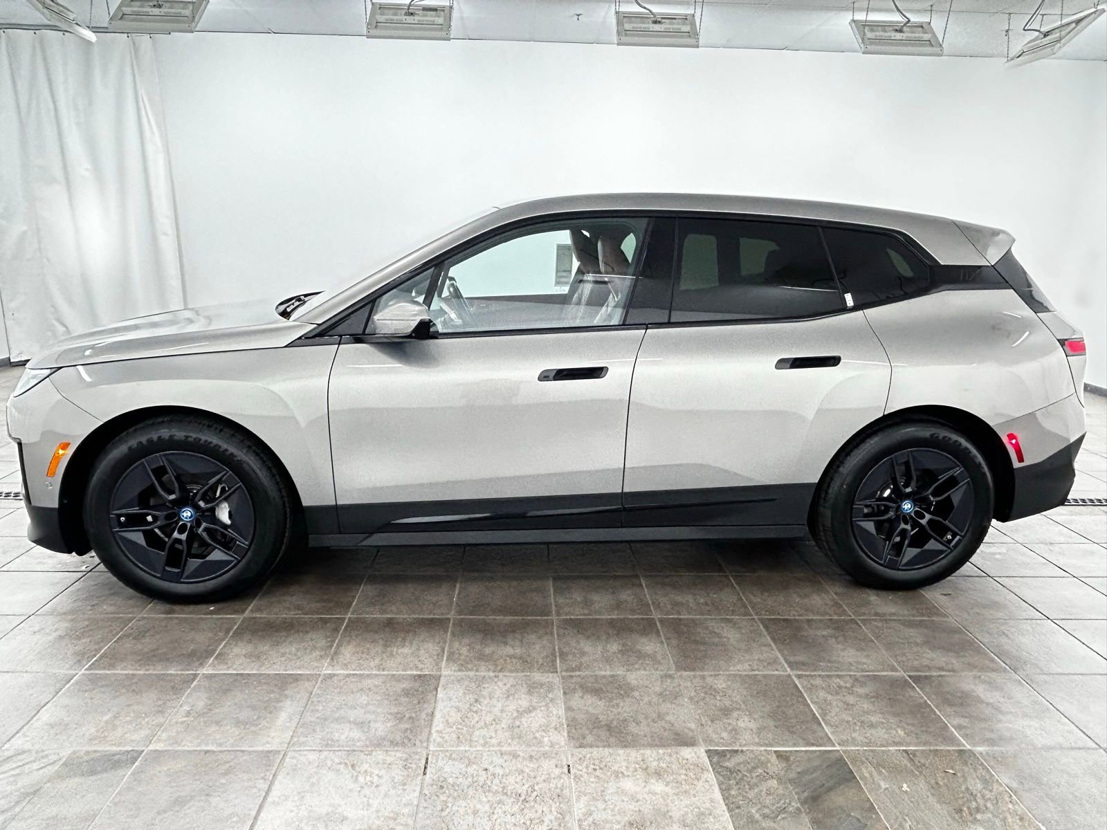 Used 2023 BMW iX xDrive50 w/ Premium Package AWD/4WD image 2