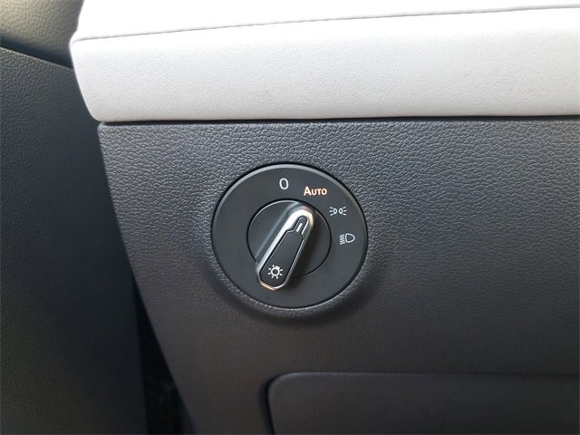 Used 2025 Volkswagen Taos SE image 28