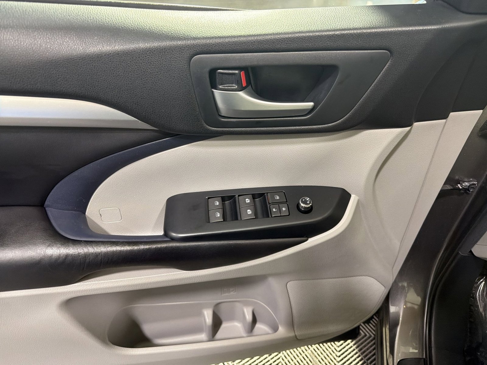 Used 2016 Toyota Highlander XLE image 38