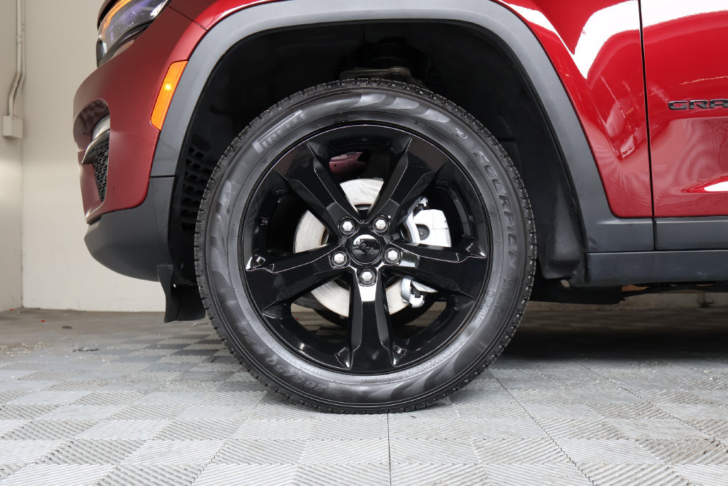 Used 2025 Jeep Grand Cherokee Limited w/ Black Appearance Package AWD/4WD image 9