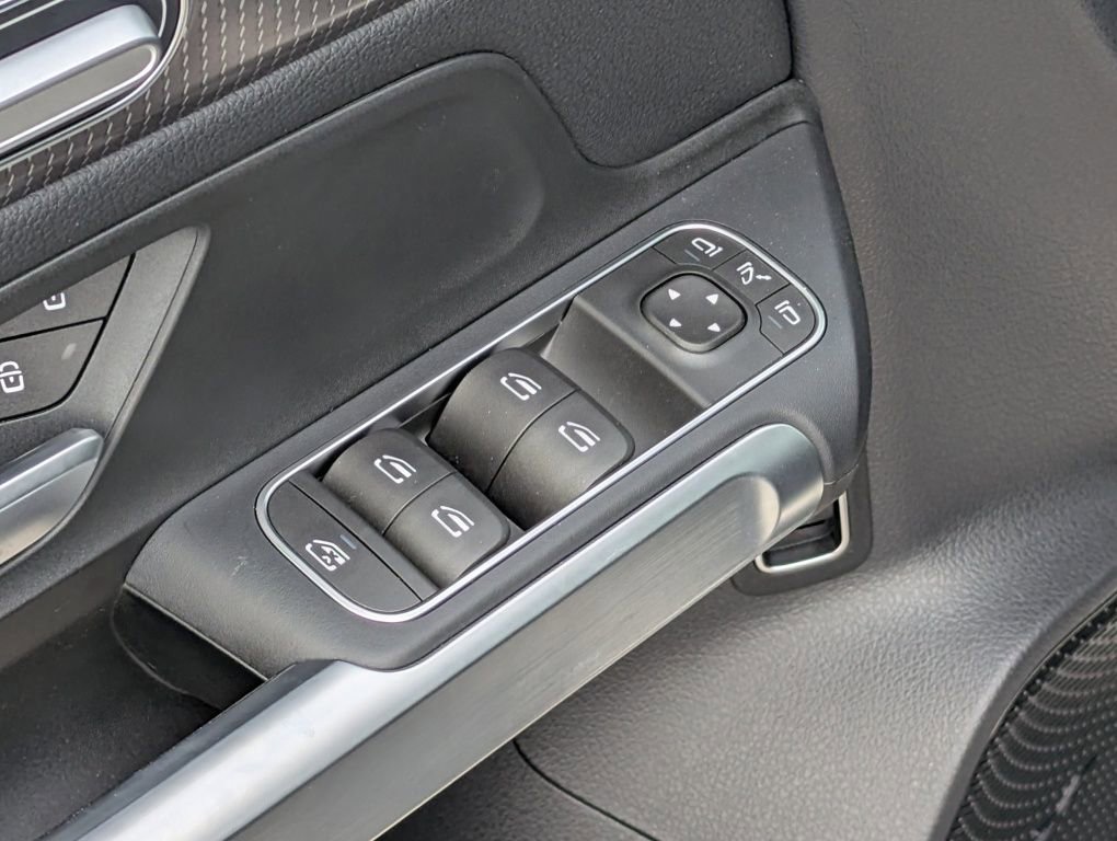 Used 2023 Mercedes-Benz EQB 300 4MATIC image 18