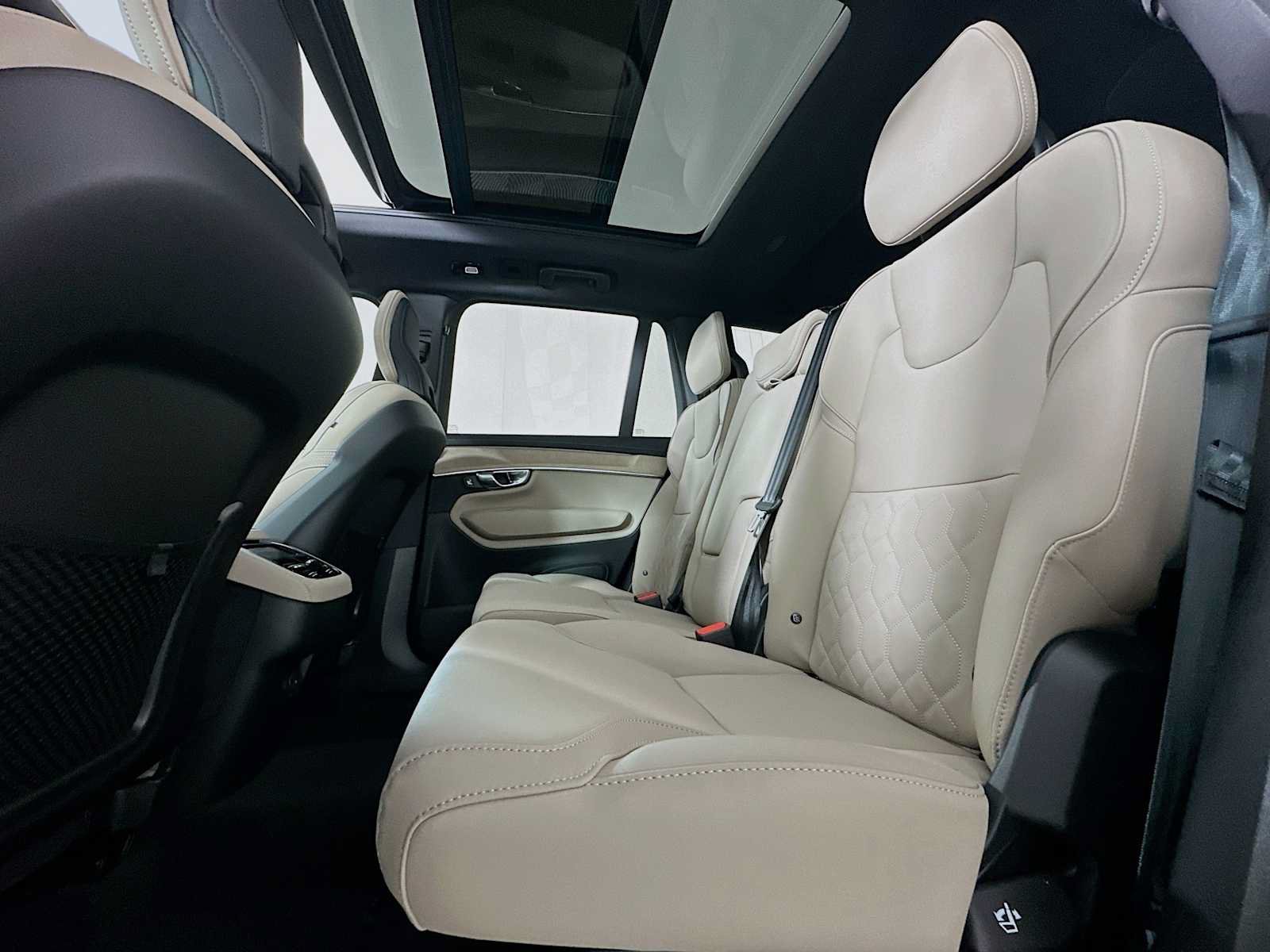 New 2026 Volvo XC90 B6 Plus w/ Protection Package Premier image 22
