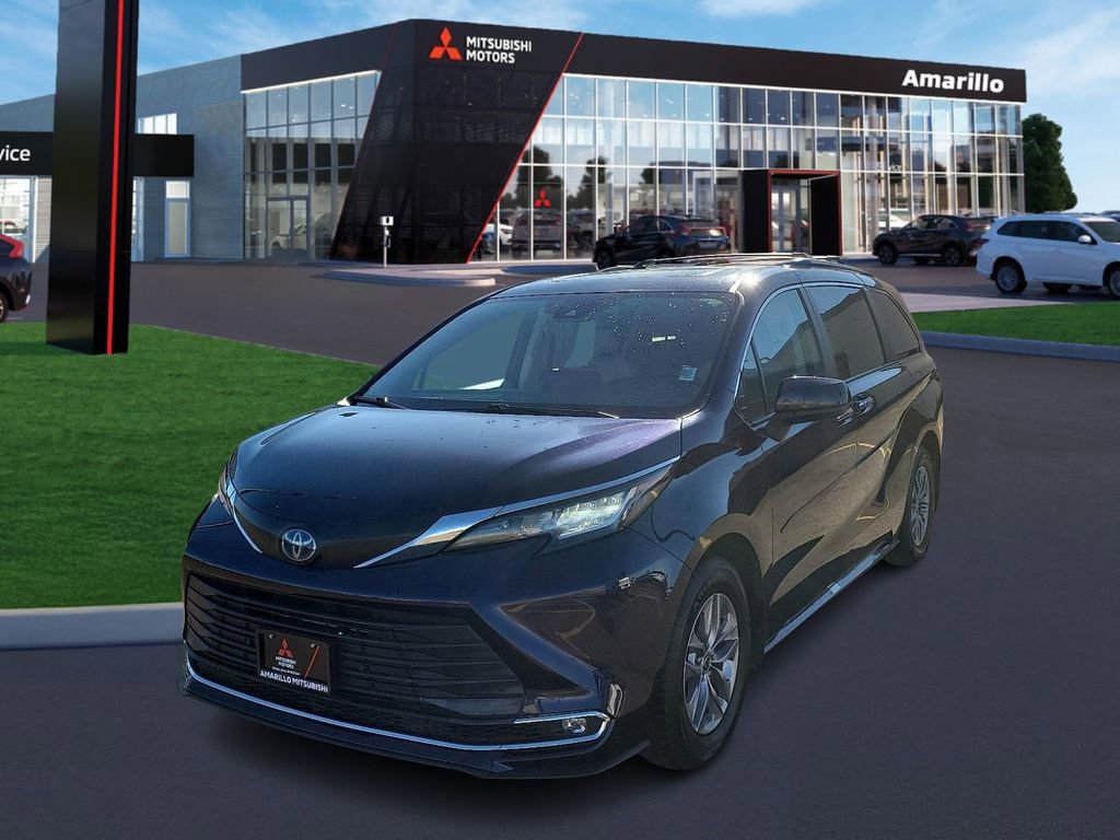Used 2022 Toyota Sienna XLE image 1
