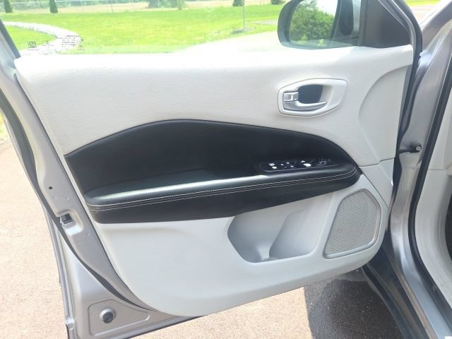 Used 2018 Jeep Compass Latitude FWD image 22