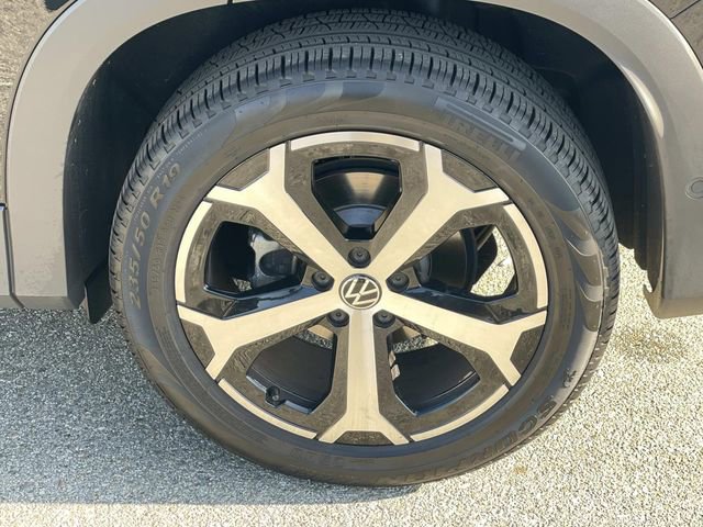 Used 2025 Volkswagen Tiguan SE image 30
