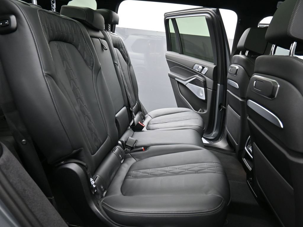 Used 2025 BMW X7 M60i w/ Executive Package image 17