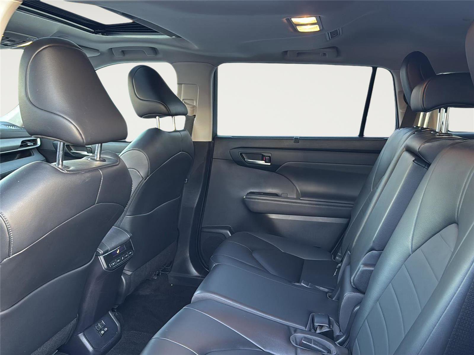 Used 2023 Toyota Highlander XLE image 22