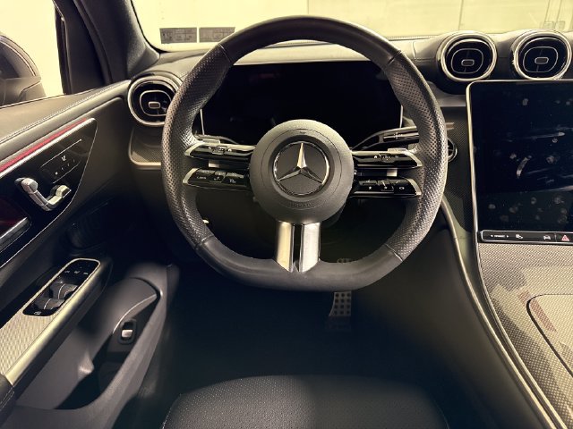 Used 2025 Mercedes-Benz GLC 300 4MATIC image 24