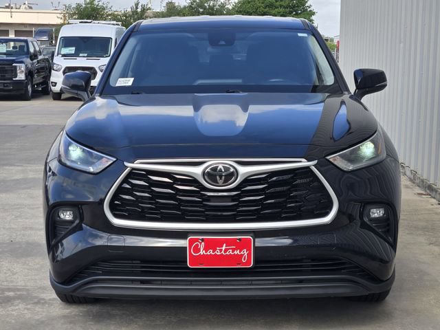 Used 2021 Toyota Highlander LE image 2
