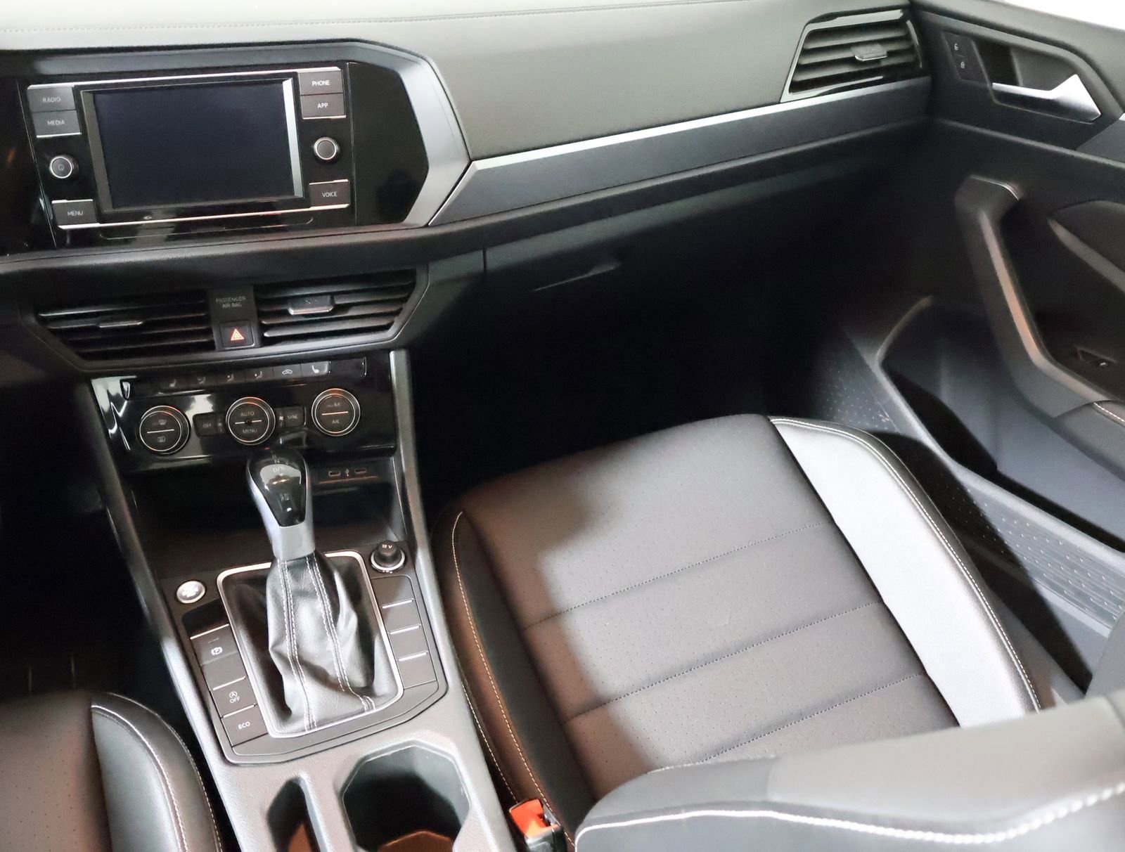 Used 2024 Volkswagen Jetta SE image 29