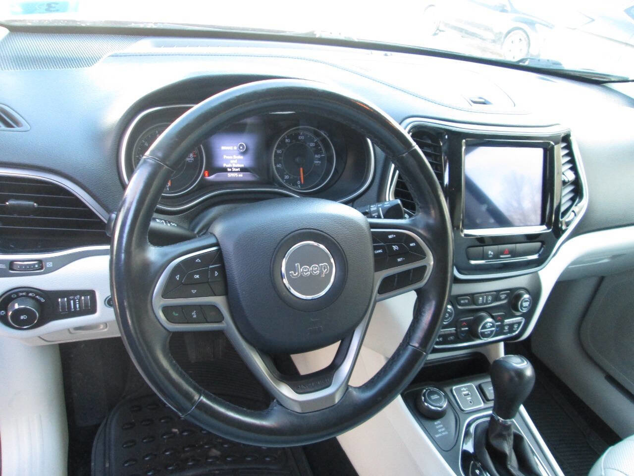 Used 2019 Jeep Cherokee Limited image 12