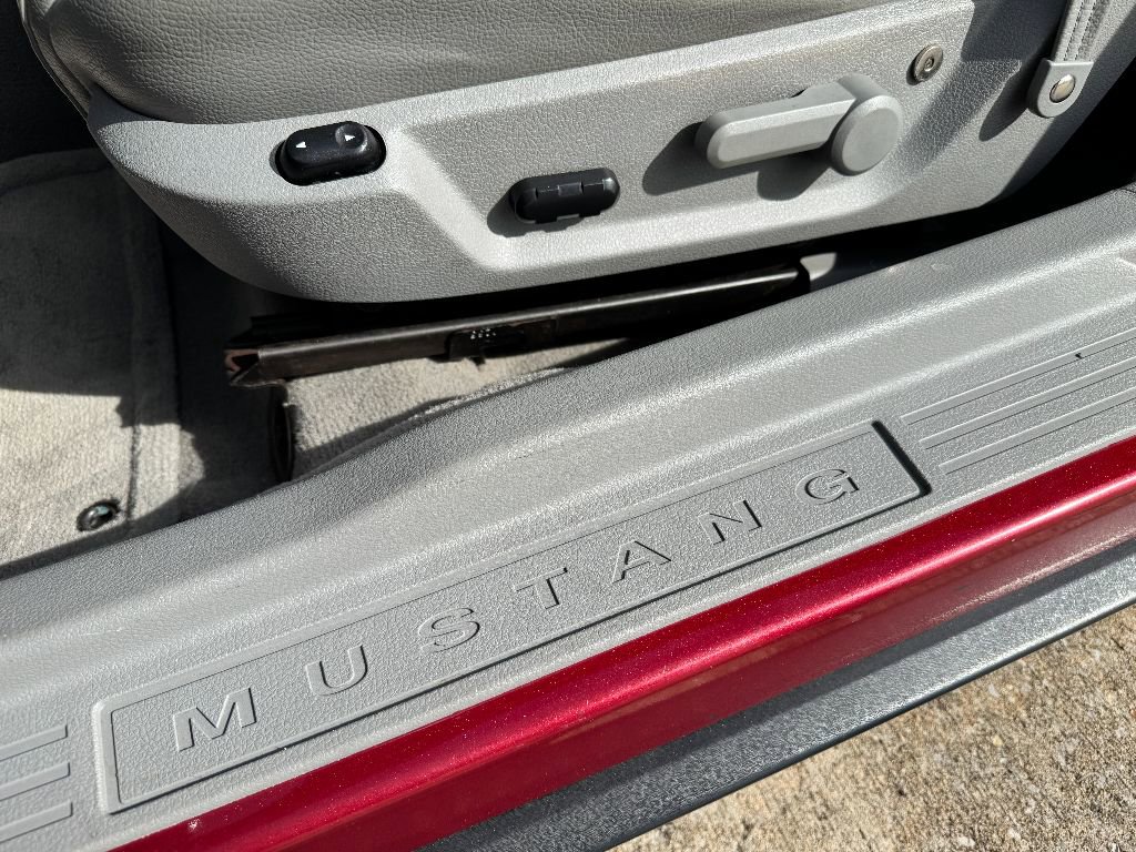 Used 2005 Ford Mustang Convertible image 12