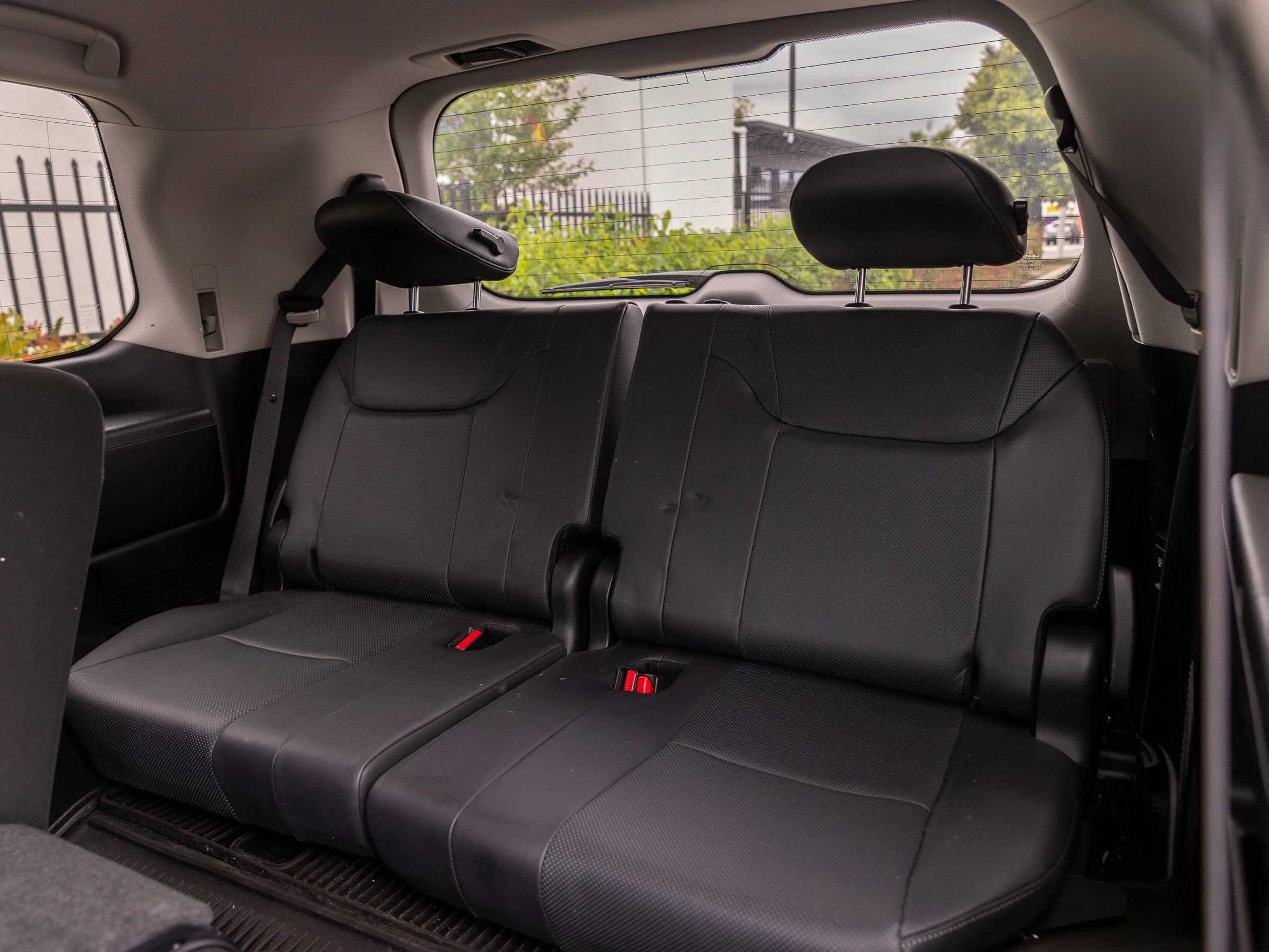 Used 2021 Lexus LX 570 4WD w/ Luxury Package image 24