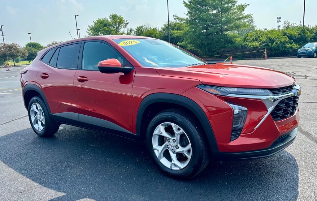 Used 2024 Chevrolet Trax LS w/ LS Convenience Package FWD image 9