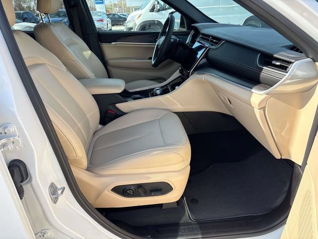 Used 2024 Jeep Grand Cherokee Limited w/ Black Appearance Package image 16