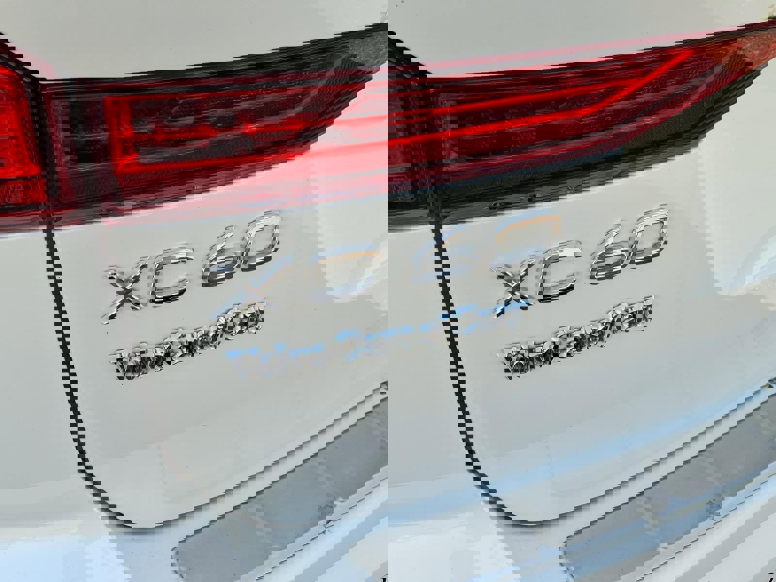 Used 2023 Volvo XC60 B5 Ultimate w/ Climate Package FWD image 9