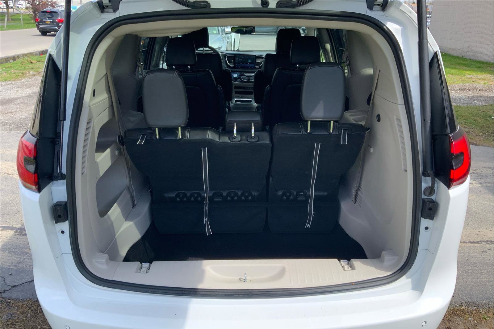 Used 2023 Chrysler Pacifica Touring-L FWD image 12