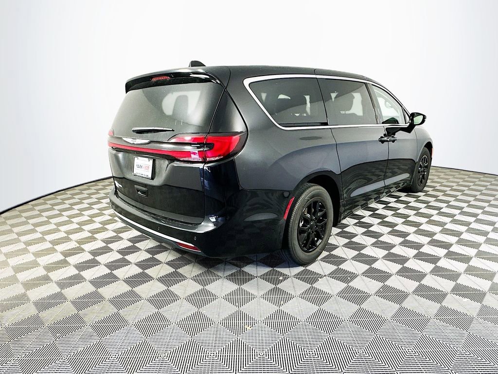 Certified 2024 Chrysler Pacifica Touring-L image 11