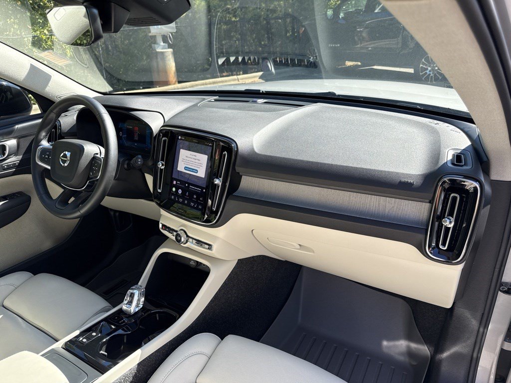Used 2025 Volvo XC40 B5 Plus AWD/4WD image 33
