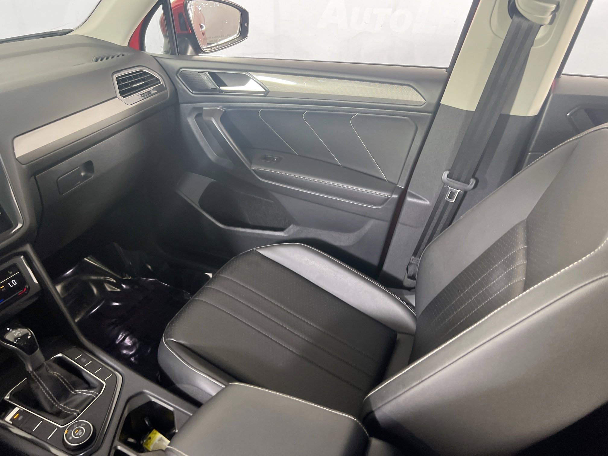 Used 2022 Volkswagen Tiguan SE AWD/4WD image 23