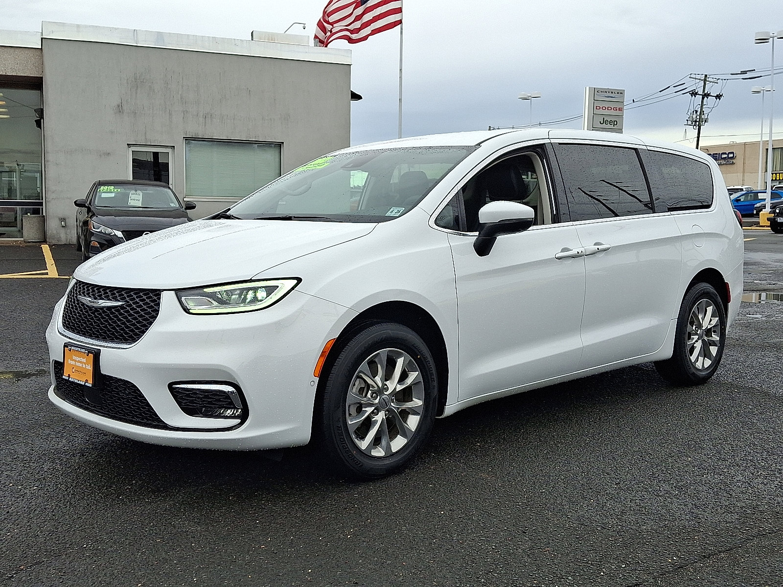 Certified 2023 Chrysler Pacifica Touring-L image 3