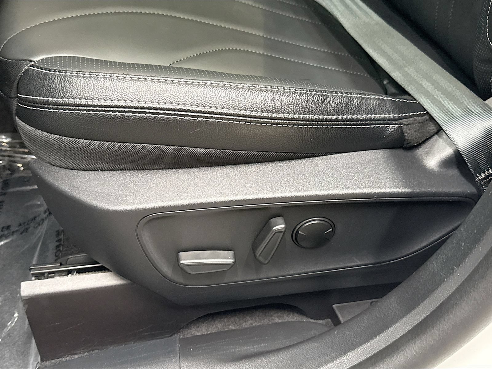 Used 2025 Ford Escape Platinum w/ Premium Technology Package AWD/4WD image 23