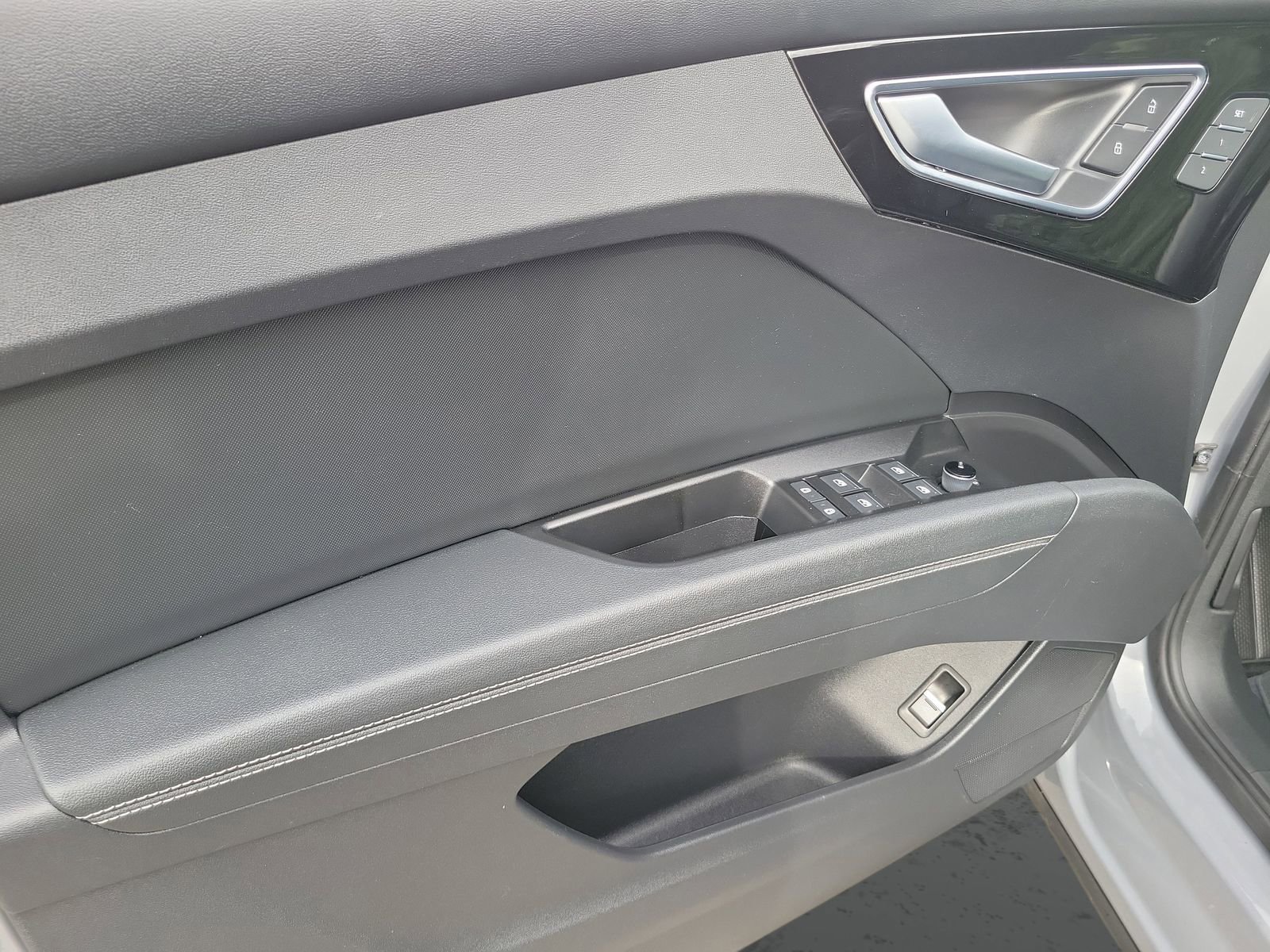 Used 2023 Audi Q4 e-tron Premium Plus w/ Premium Plus image 17