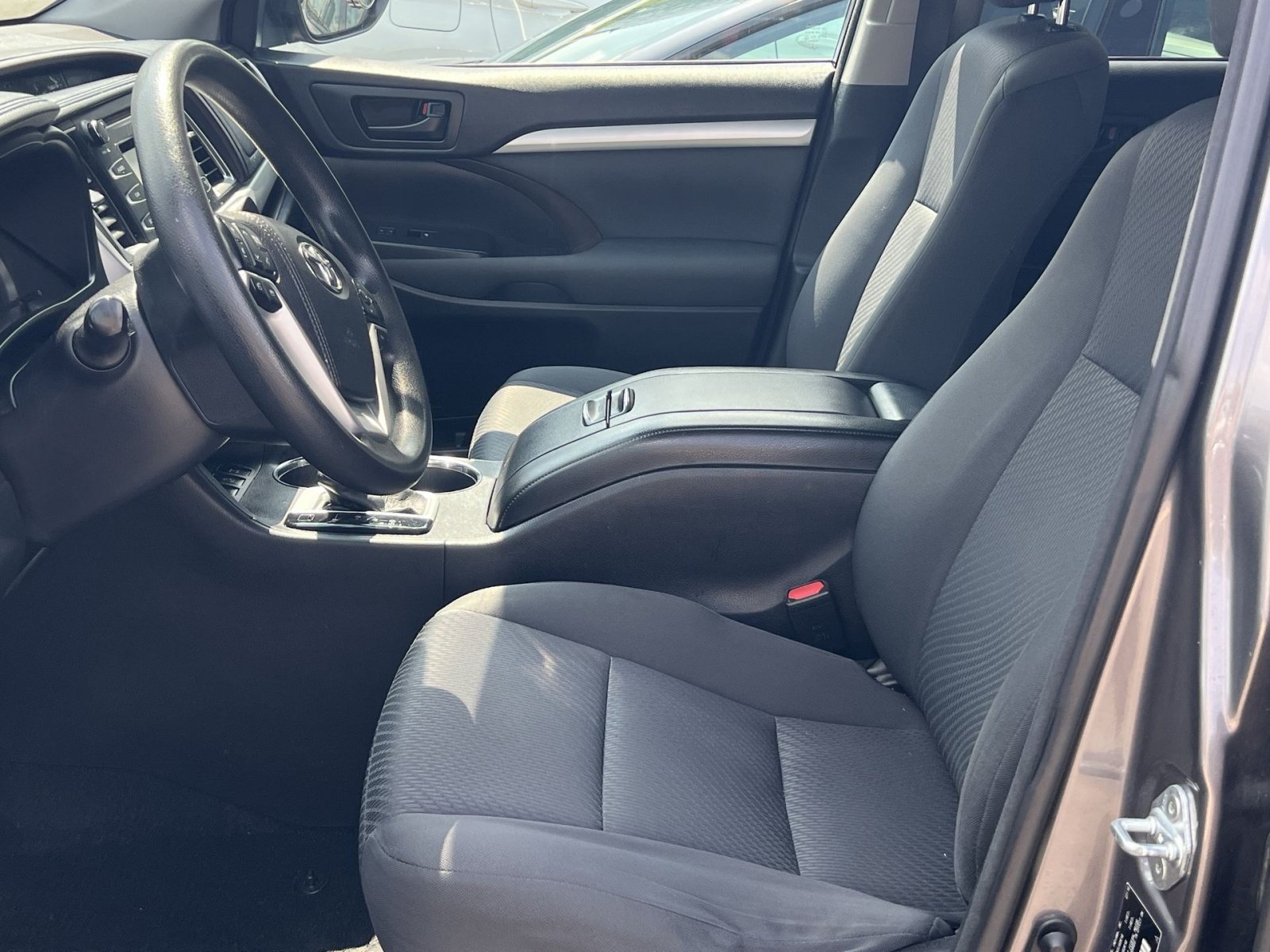 Used 2016 Toyota Highlander LE AWD/4WD image 12