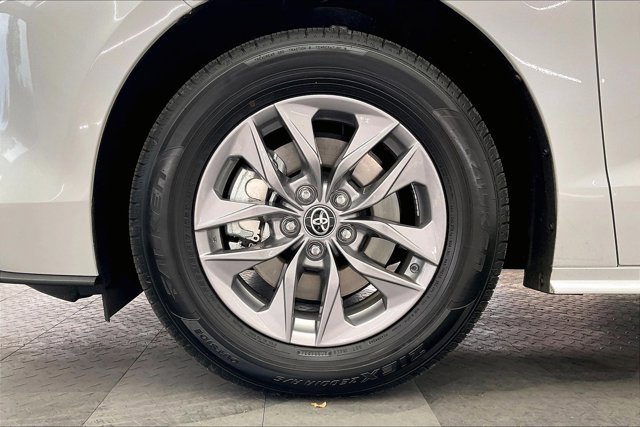 Used 2025 Toyota Sienna XLE image 8