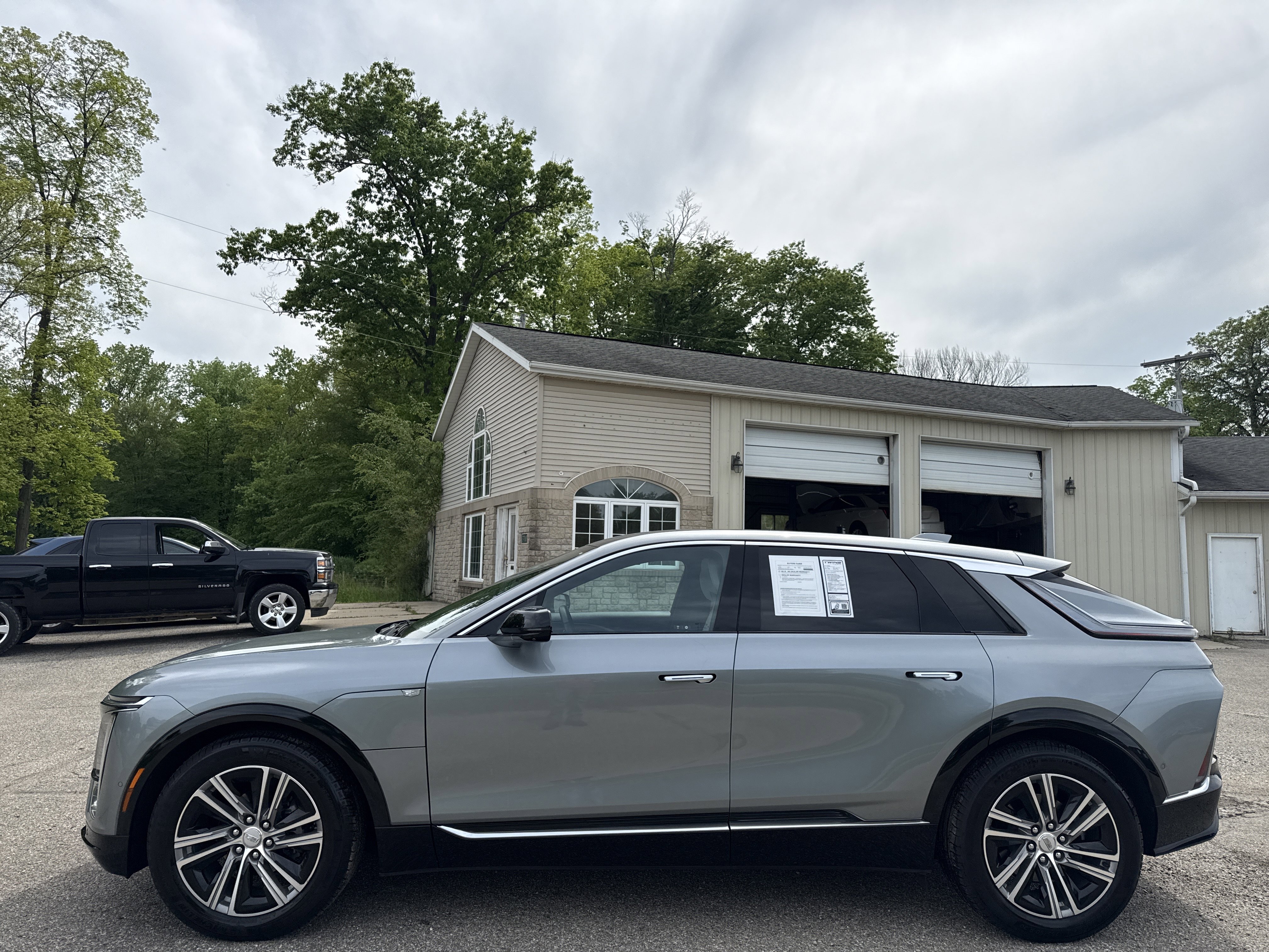 Used 2024 Cadillac Lyriq Luxury w/ LPO, Floor Liner Package AWD/4WD image 11
