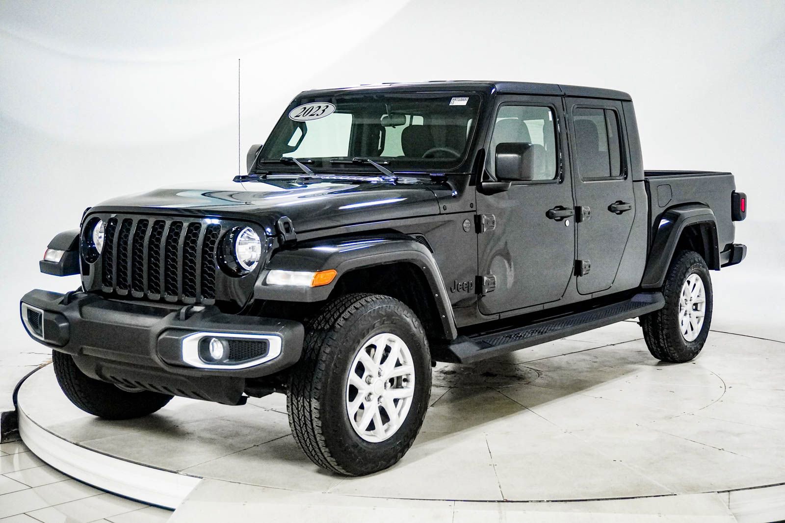 Used 2023 Jeep Gladiator Sport image 2