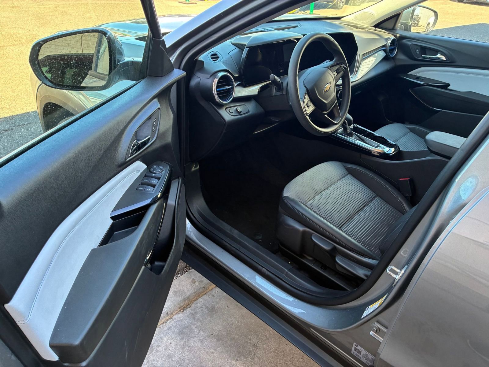 Used 2025 Chevrolet Trax LT image 7