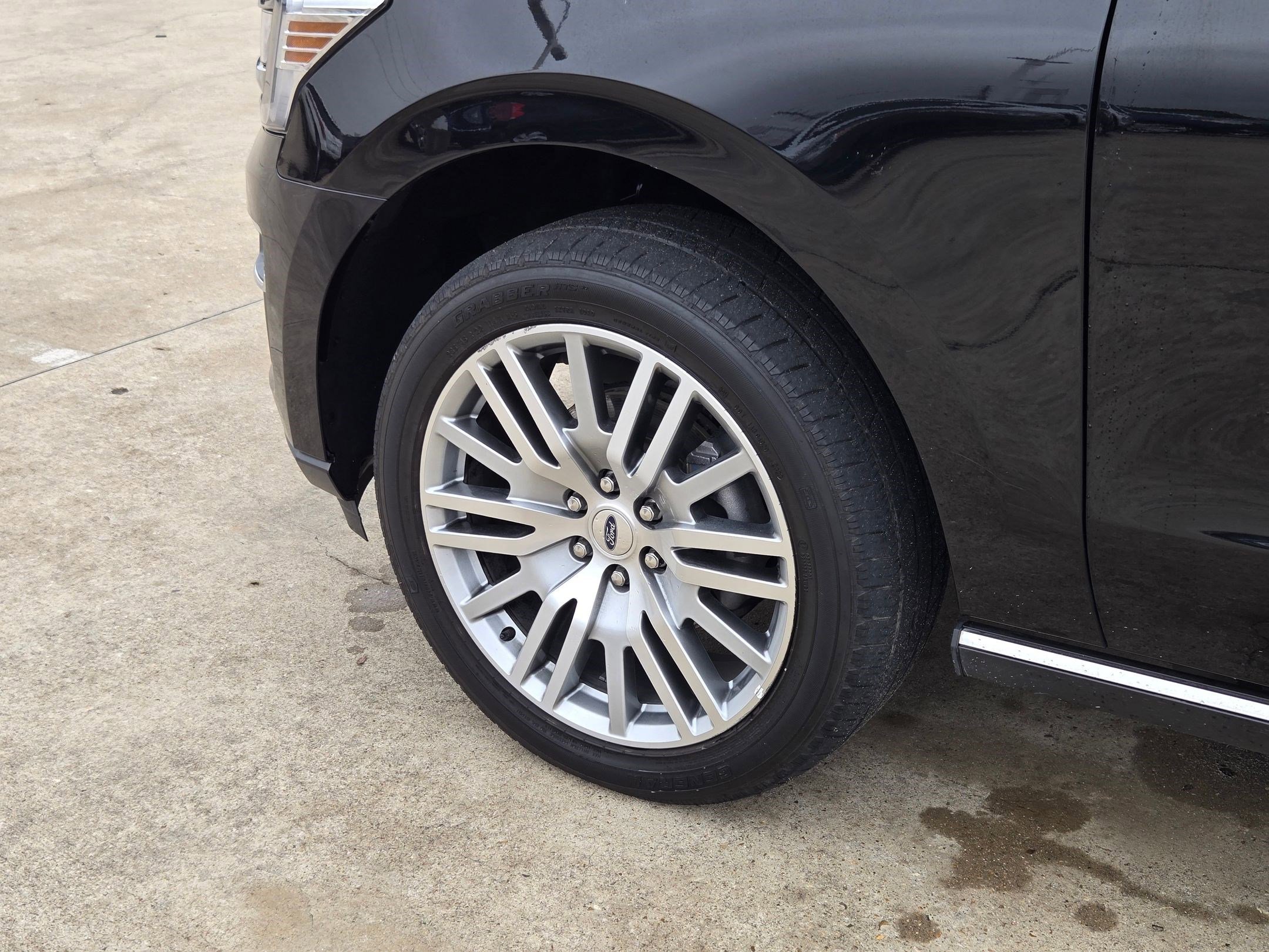 Used 2023 Ford Expedition Limited image 11