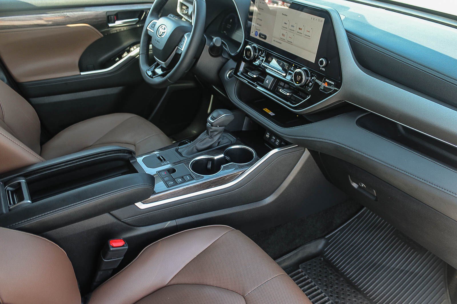 Certified 2025 Toyota Highlander Limited image 17